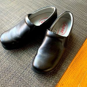 Klogs Black Cushioned Clogs